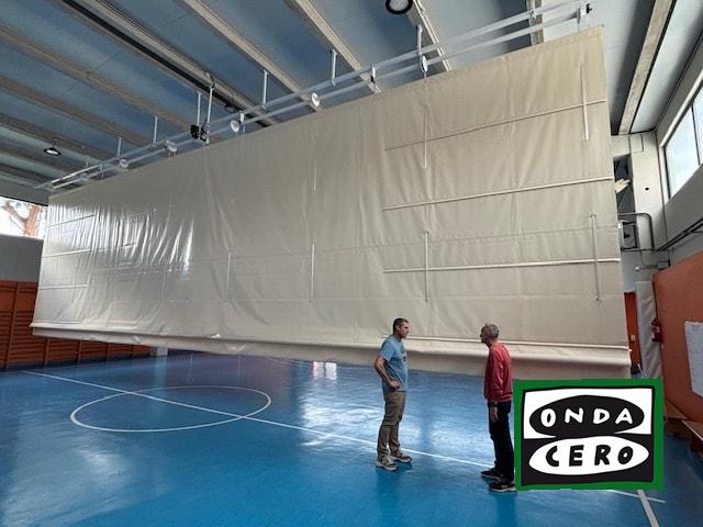 El Ayuntamiento de Castro Urdiales instala una cortina motorizada en el gimnasio del colegio Arturo Dúo