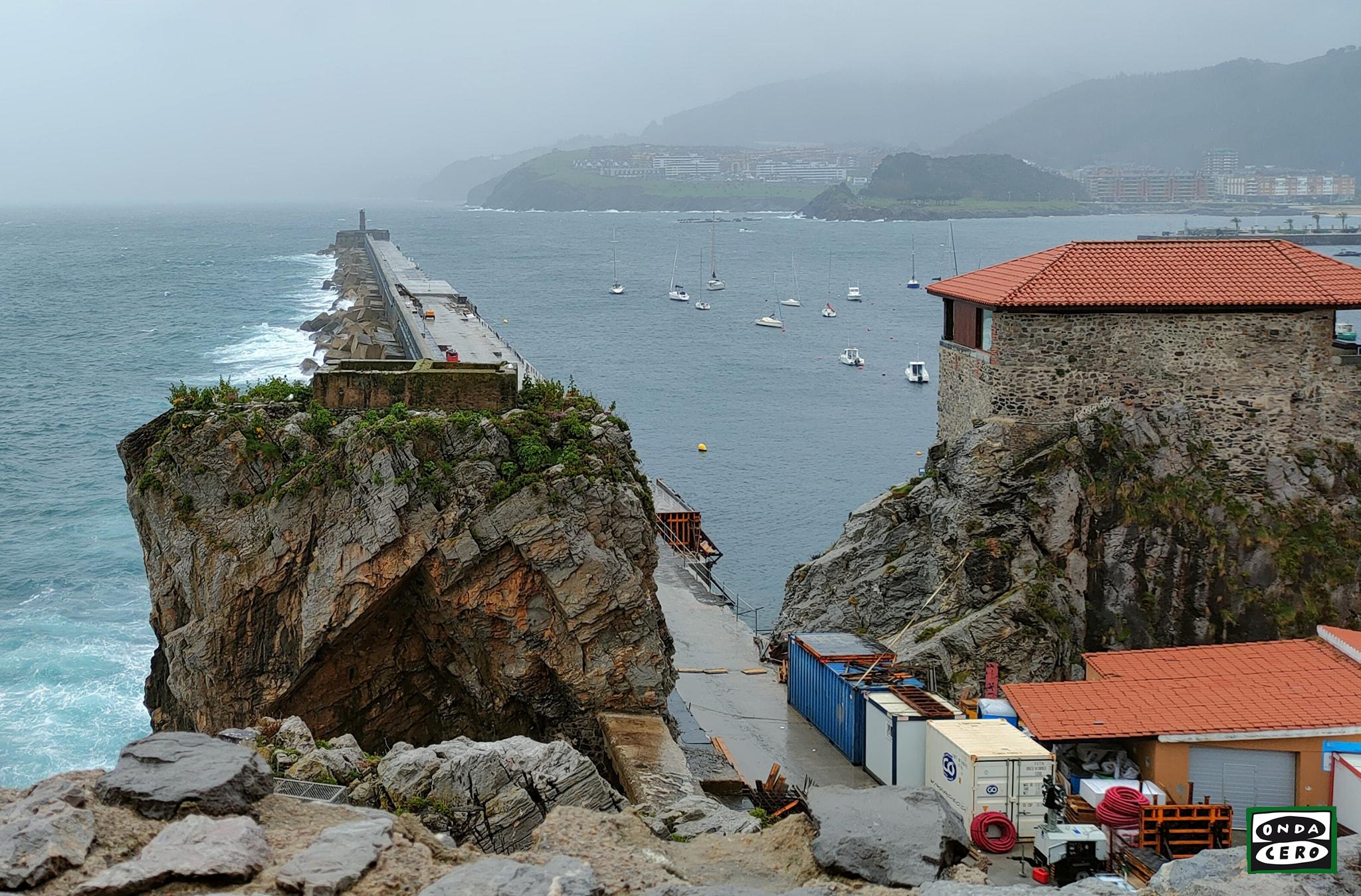 El refuerzo del rompeolas con nuevos bloques, la mejora de los muelles de la dársena y la reordenación de los sistemas de amarre de la flota pesquera y deportiva, principales actuaciones en el Puerto de Castro dentro del Plan de puertos 2025-2032 del Gobierno de Cantabria