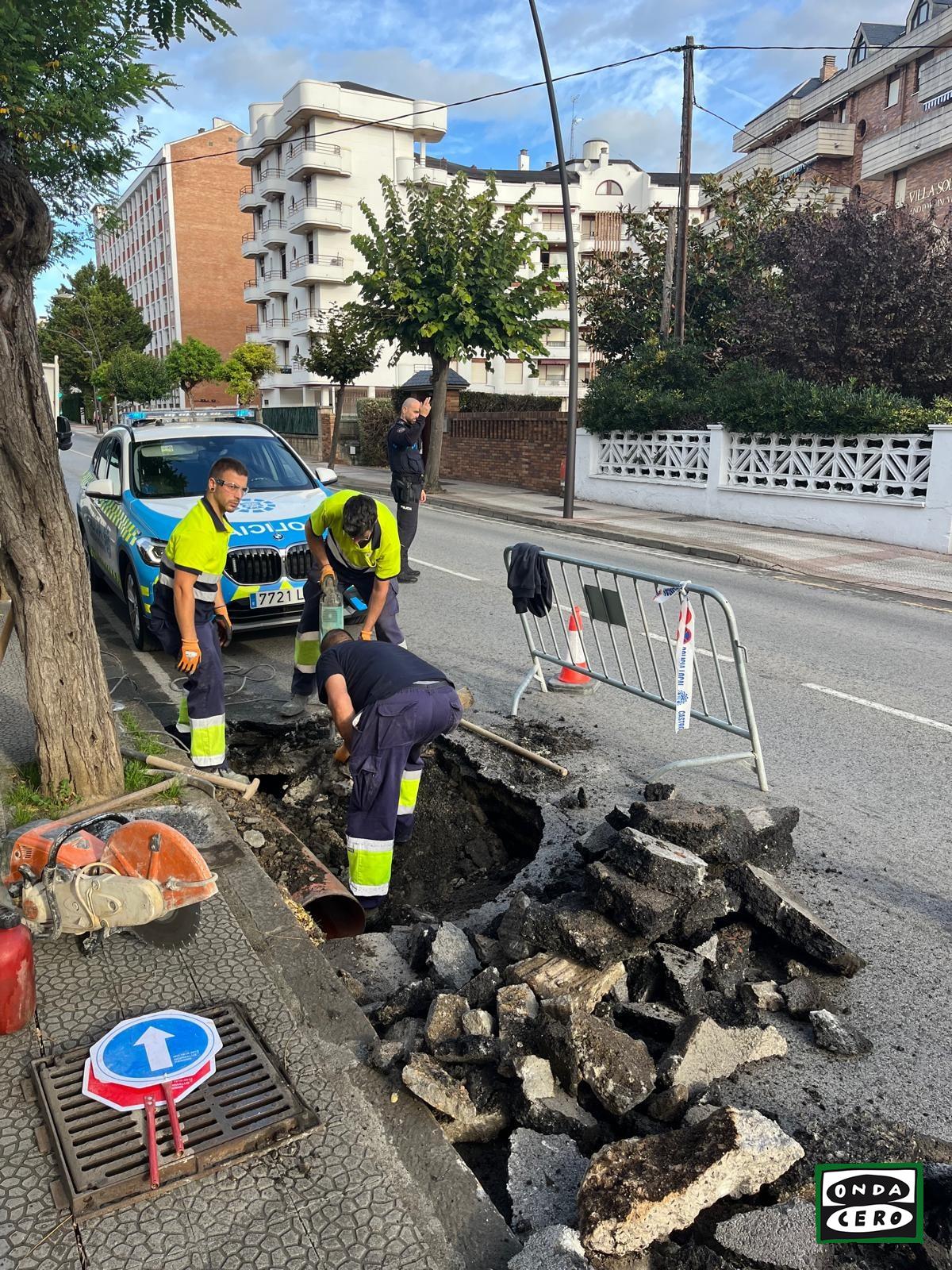 Cortado el carril de bajada de Silvestre Ochoa en Castro Urdiales por un hundimiento en la calzada