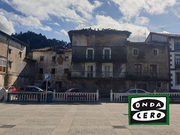 Adjudicadas las obras de demolición de dos inmuebles en ruina junto a la plaza de Otañes, tras lo que se construirán nuevas viviendas con bajos de uso público