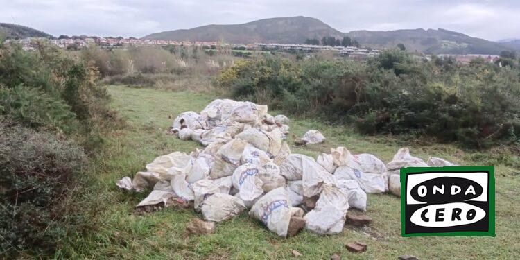 El Ayuntamiento de Castro Urdiales investigará el vertido de más de 100 sacos de escombros en el barrio Ornás de Sámano