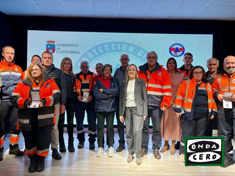 El Gobierno regional entrega una condecoración a la antigüedad y constancia a los voluntarios Amaya Fernández, Sonia Fernández y Verónica Chagartegui de la Agrupación de Protección Civil de Castro Urdiales