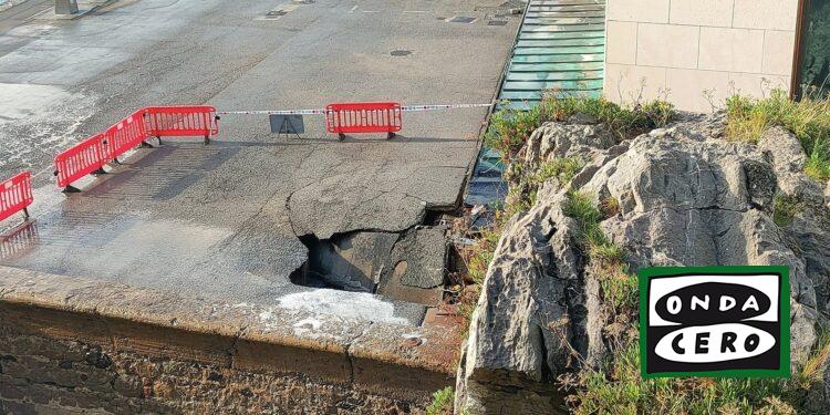 El mar abre un socavón junto al pabellón naútico de Castro Urdiales, al lado del puente medieval