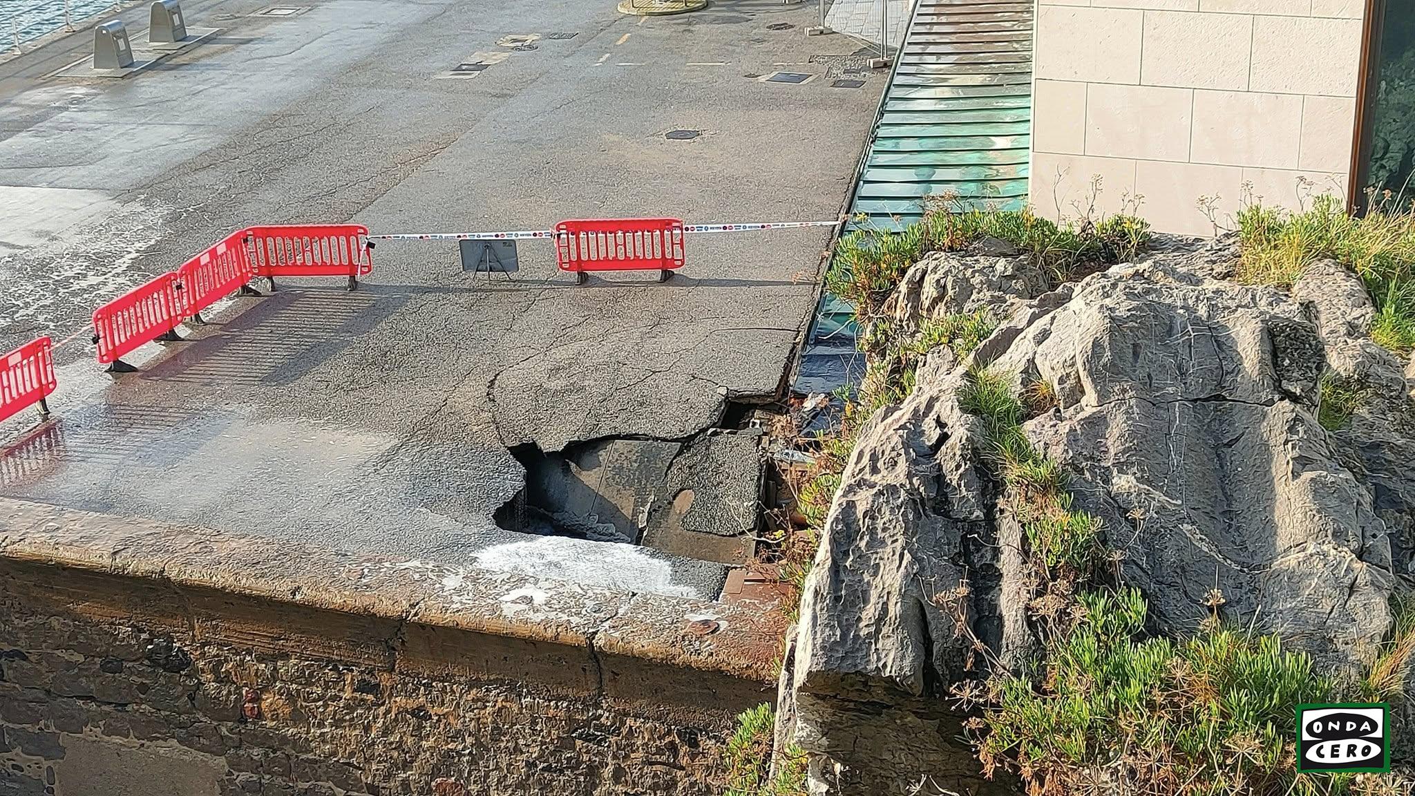 El mar abre un socavón junto al pabellón naútico de Castro Urdiales, al lado del puente medieval