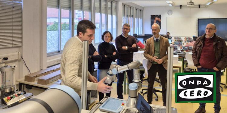 Visita del Consejero de Educación al IES Zapatero de Castro donde el gobierno regional ha invertido cerca de 200.000 euros este año