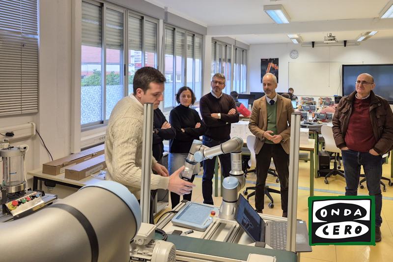 Visita del Consejero de Educación al IES Zapatero de Castro donde el gobierno regional ha invertido cerca de 200.000 euros este año