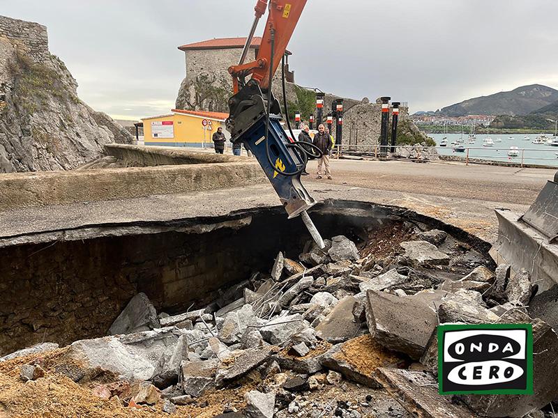 Fomento inicia una obra de emergencia para arreglar el socavón junto al pabellón náutico de Castro Urdiales