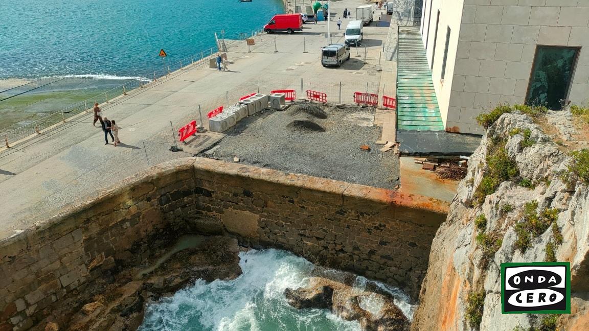 El PSOE de Castro denuncia ‘dejadez’ del Gobierno de Cantabria en la finalización de las obras del socavón junto al pabellón náutico