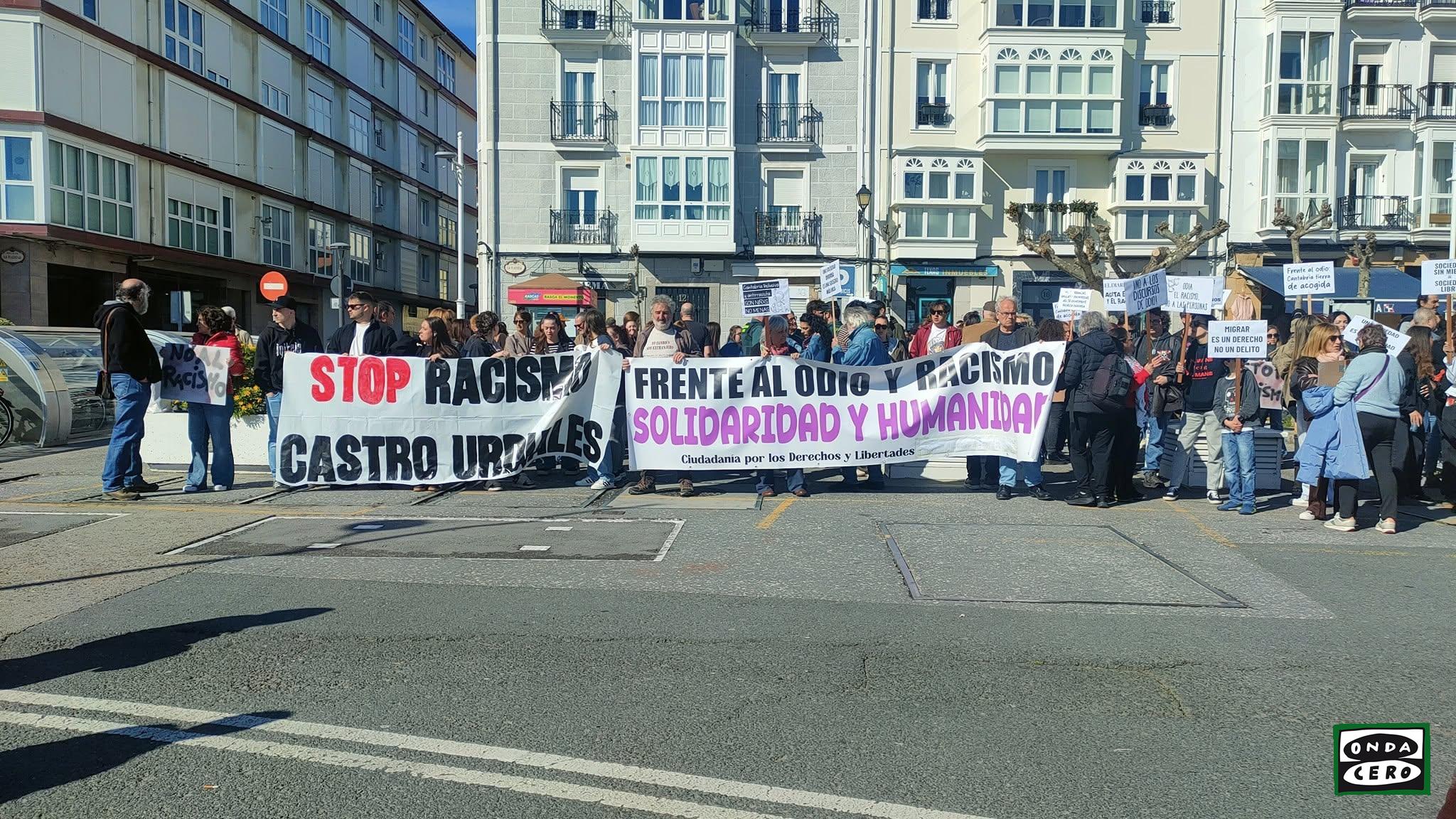 Concentración silenciosa en contra del odio y el racismo ante la apertura de un Centro de menores no acompañados en Castro