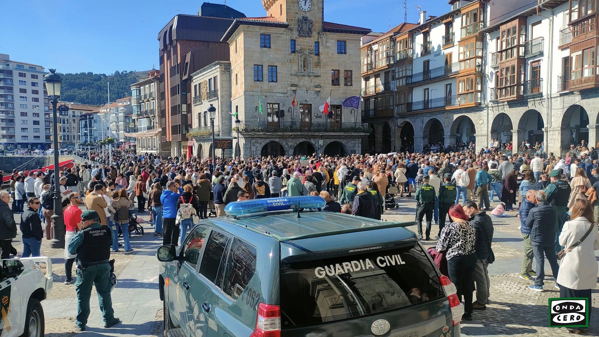 Insultos a la Alcaldesa y a Pedro Sánchez en la multitudinaria concentración contra la apertura de un Centro de menores no acompañados en Castro