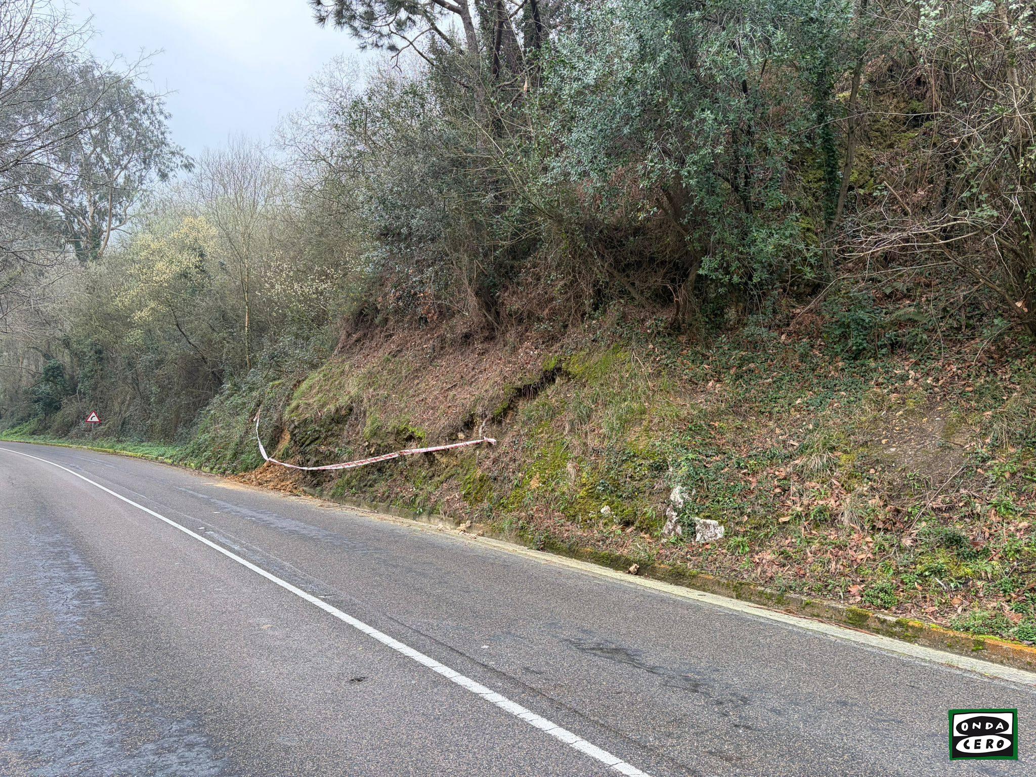 El Ayuntamiento de Castro solicita a la Consejería de Fomento que declare la situación de emergencia por unos desprendimientos de tierra en la N-634 a su paso por Mioño