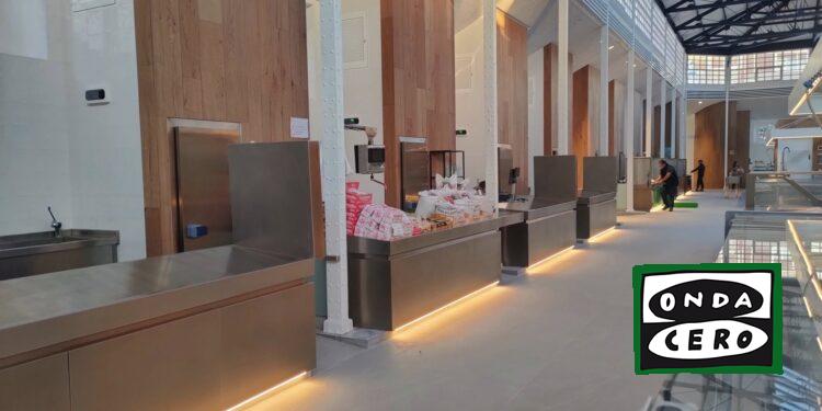 Los placeros preparan sus puestos para la apertura hoy del nuevo mercado de Castro Urdiales