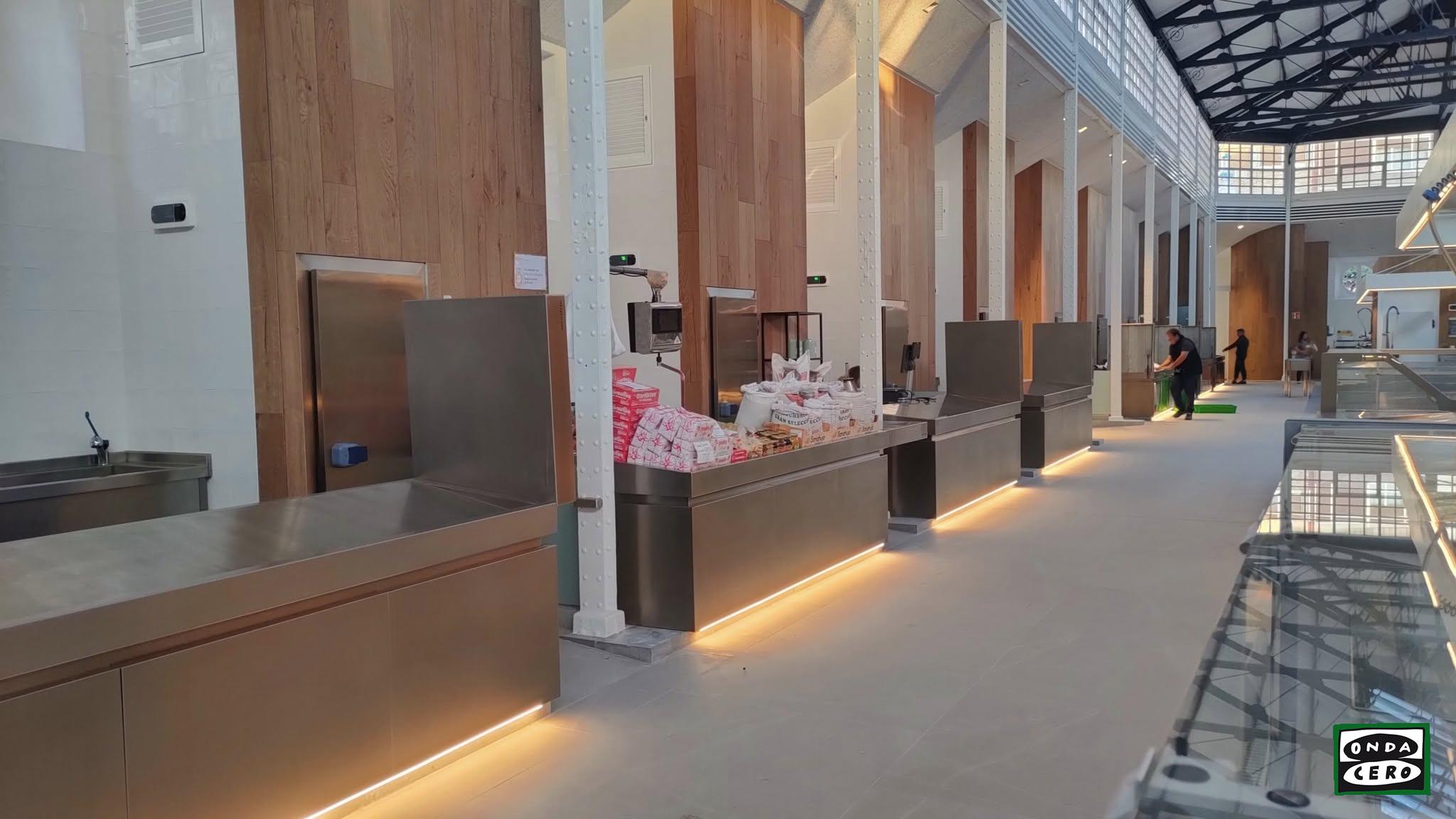 Los placeros preparan sus puestos para la apertura hoy del nuevo mercado de Castro Urdiales