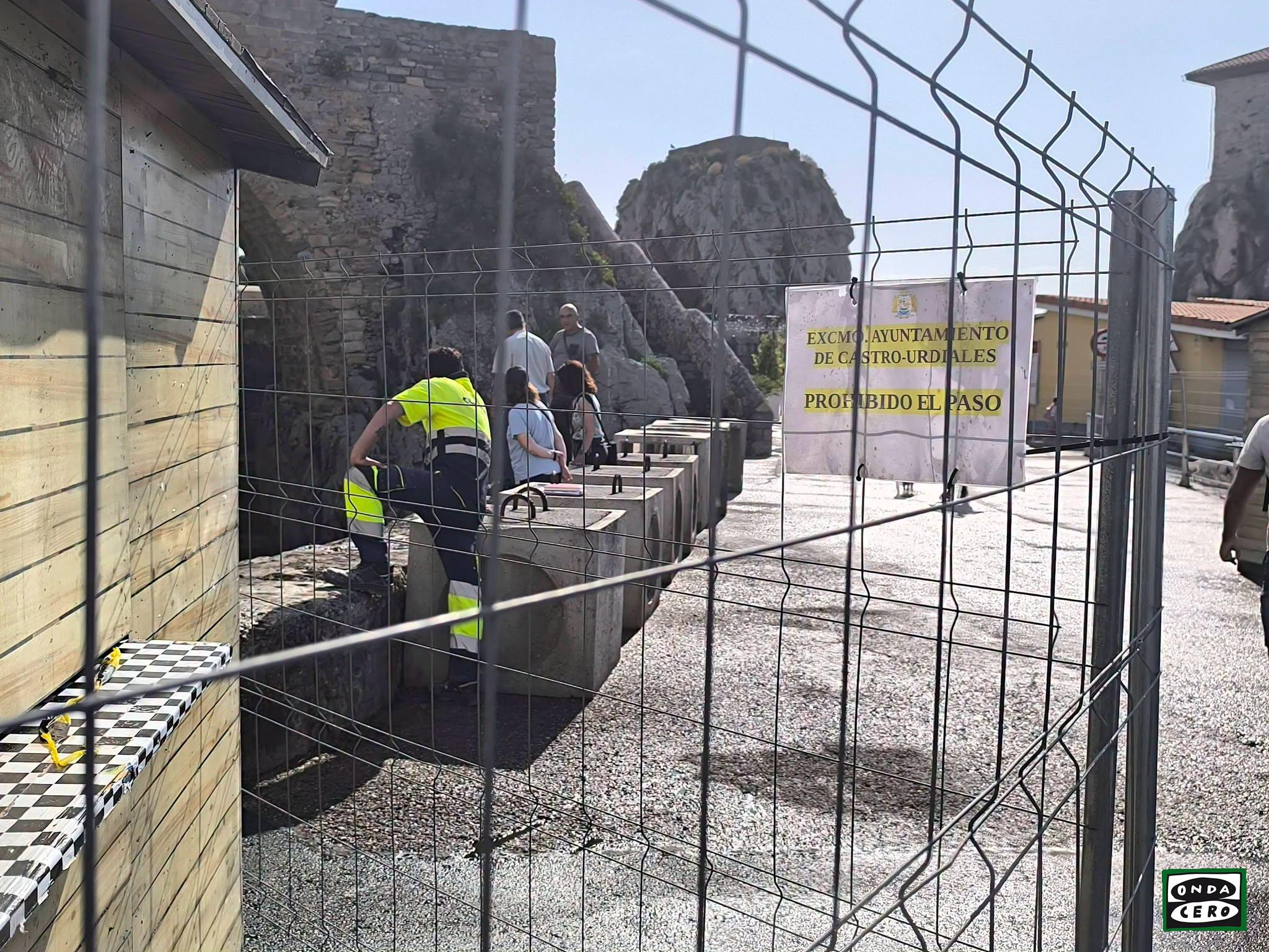 Puertos acometerá en las dos próximas semanas el arreglo definitivo del socavón junto al Pabellón náutico con el relleno y taponado en tierra y mar del agujero por donde entra el agua
