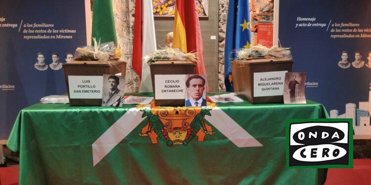 Emotivo acto de homenaje en la entrega digna a sus familiares de los restos de tres soldados republicanos castreños cuyos restos han sido identificados tras la exhumación de Mirones (Miera)