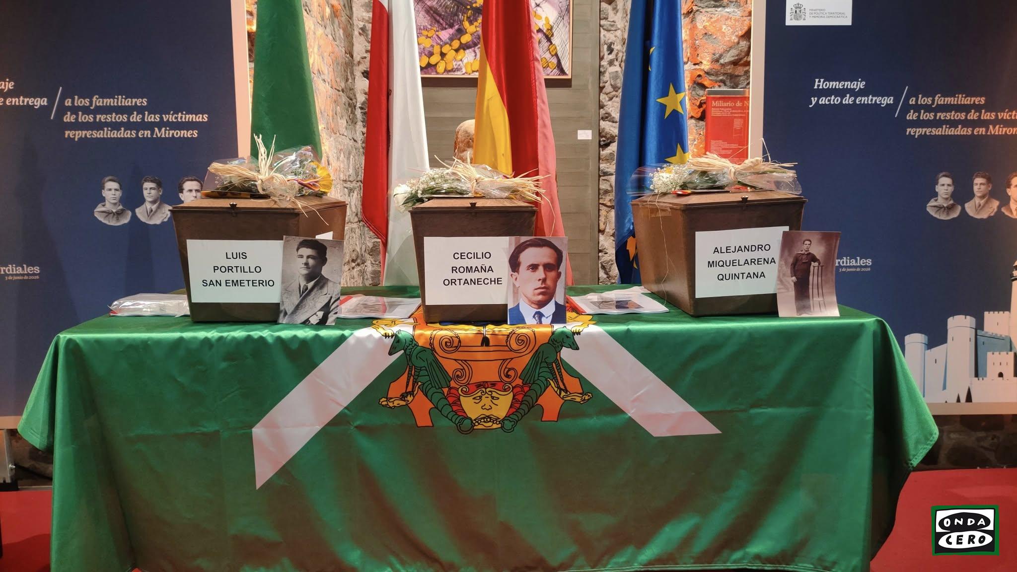 Emotivo acto de homenaje en la entrega digna a sus familiares de los restos de tres soldados republicanos castreños cuyos restos han sido identificados tras la exhumación de Mirones (Miera)