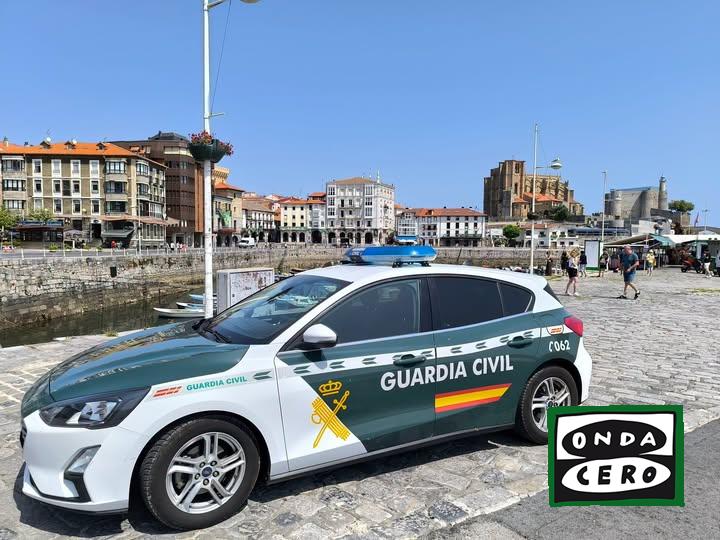 Detenido en Castro Urdiales un hombre, con 40 detenciones anteriores, tras robar una cartera y golpear a la víctima con una botella en la cabeza